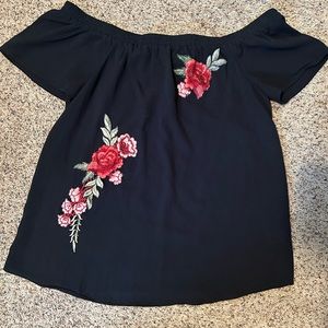 Off the shoulders black blouse with embroidered flowers. Staccato size L.